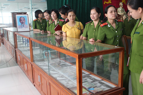 Các hội viên Chi hội Phụ nữ thăm quan Phòng Hồ Chí Minh tại Thư viện.